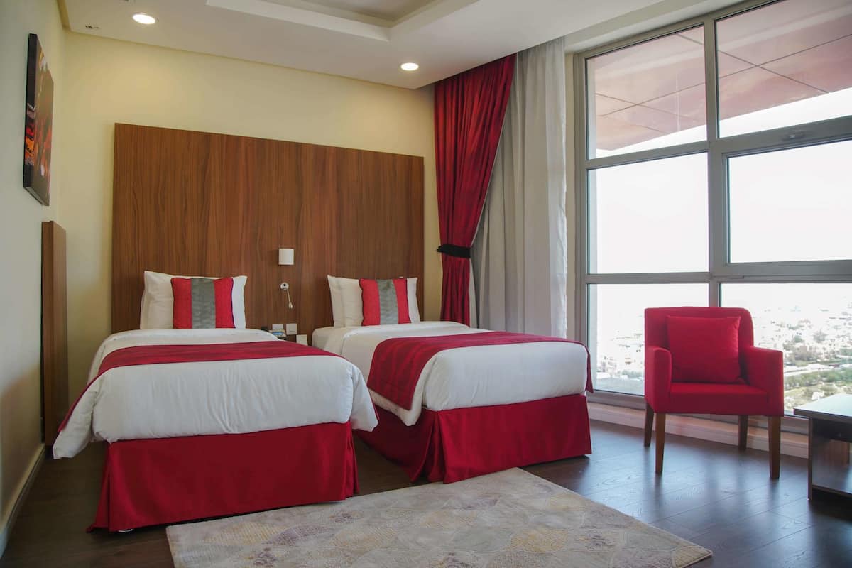 Ropa de cama hipoalergénica, minibar, caja fuerte y escritorio