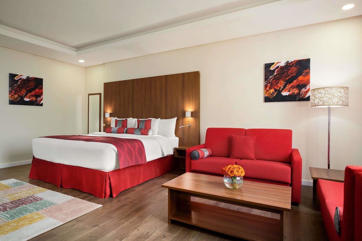 Ropa de cama hipoalergénica, minibar, caja fuerte y escritorio