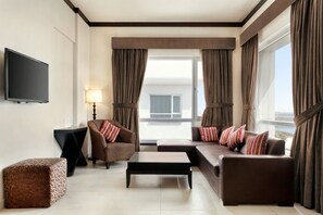 Safe på rommet, skrivebord og skrivebord for bærbar PC