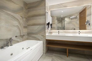 Shower, free toiletries, hair dryer, slippers - Ramada by Wyndham Bursa Nilufer (Bursa)