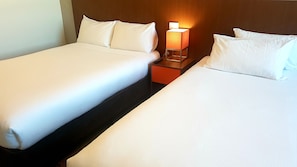 Standard Twin Room, Multiple Beds | In-room safe, desk, soundproofing, iron/ironing board - ibis Brisbane Airport Hotel (Brisbane Airport)