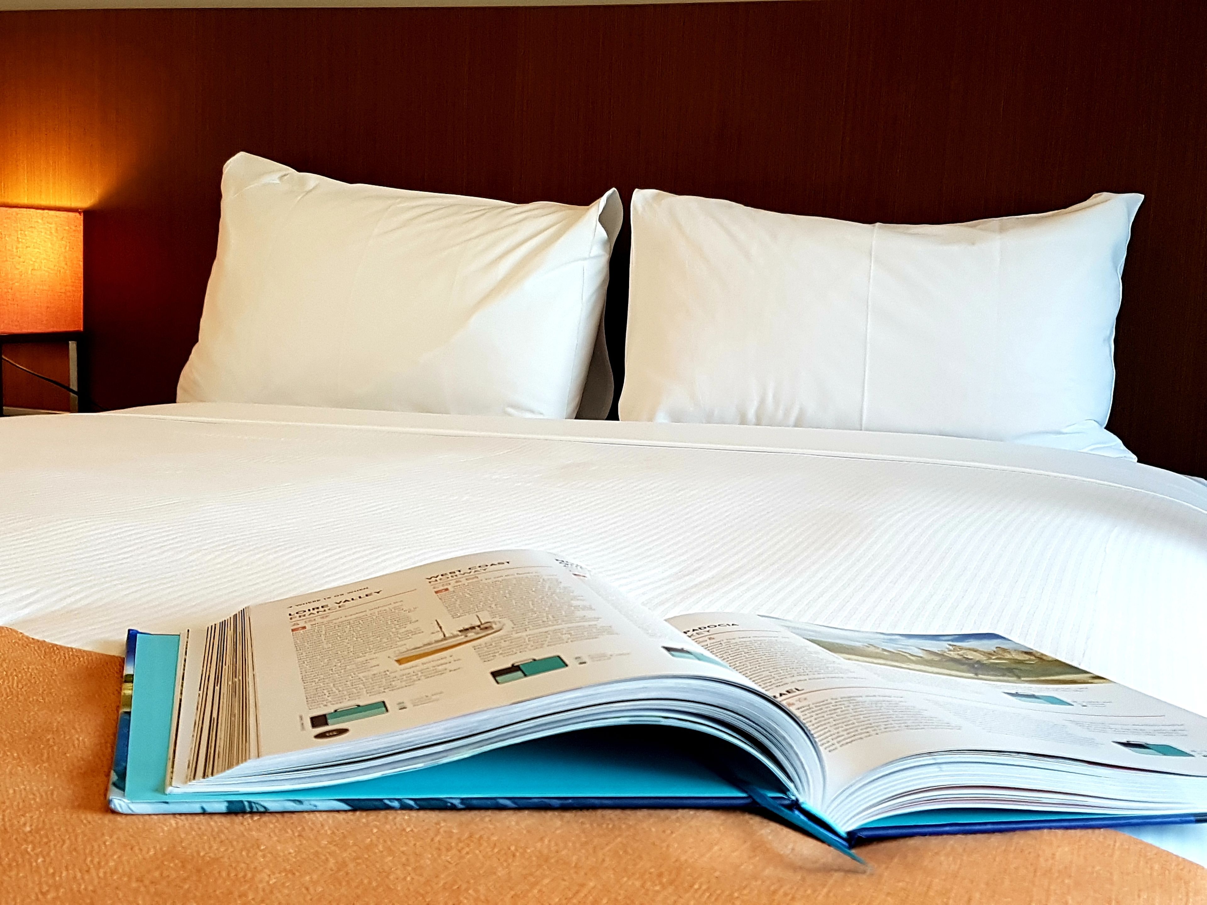 standard room, 1 queen bed | in-room safe, desk, soundproofing, iron/ironing board