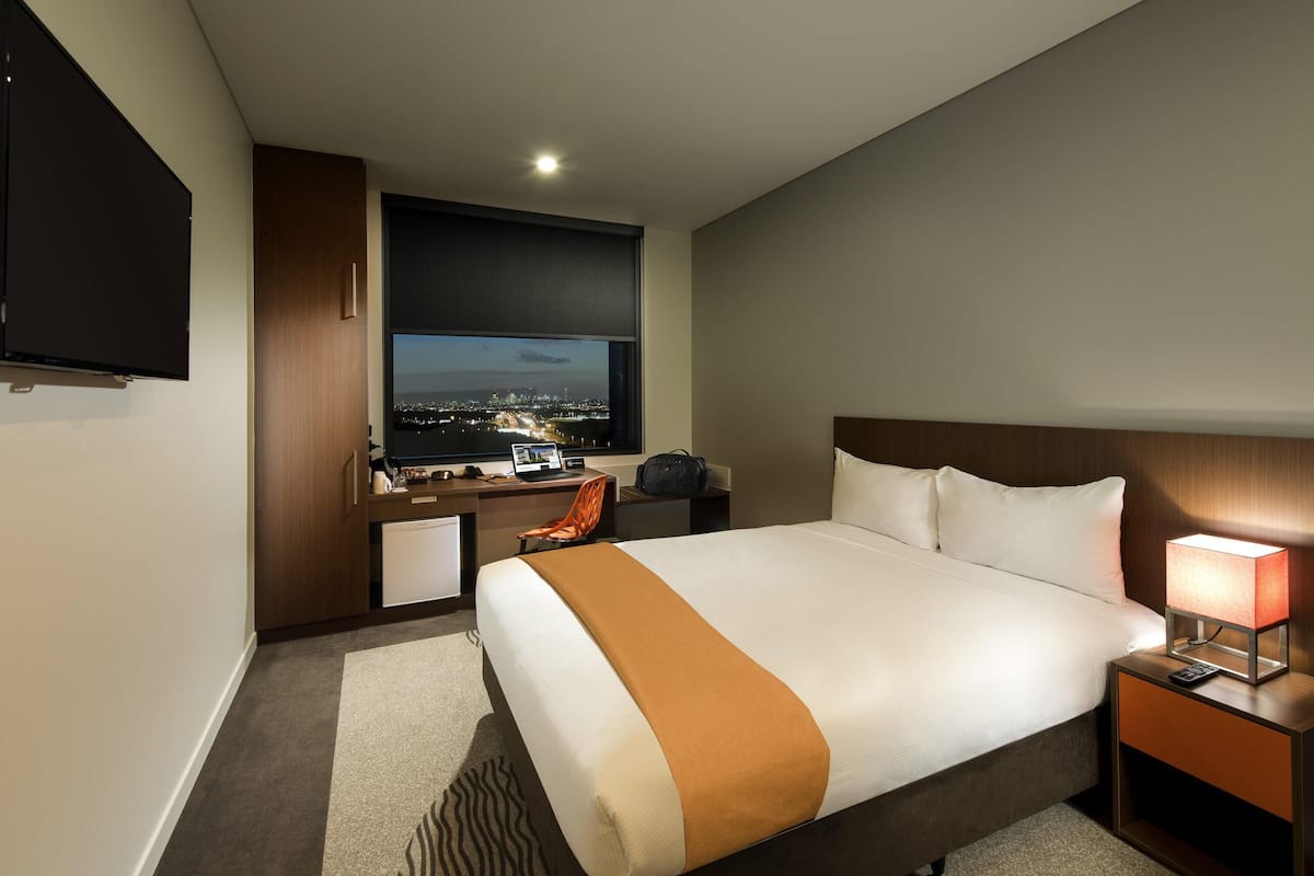 standard room, 1 queen bed | in-room safe, desk, soundproofing, iron/ironing board