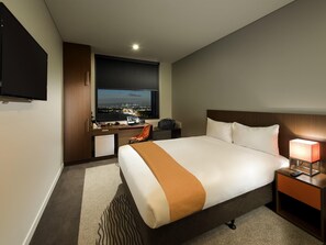Quarto standard, 1 cama Queen | Cofres nos quartos, escrivaninha, quartos à prova de som