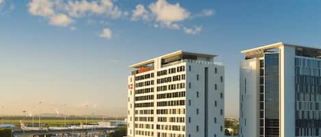 Un hotel moderno con techo plano y amplia fachada de vidrio.