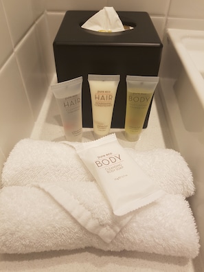 Quarto duplo standard, várias camas | Banheiro | Chuveiro, produtos de toalete biodegradáveis, secador de cabelo