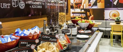 Petit déjeuner et déjeuner servis sur place, spécialités Cuisine locale