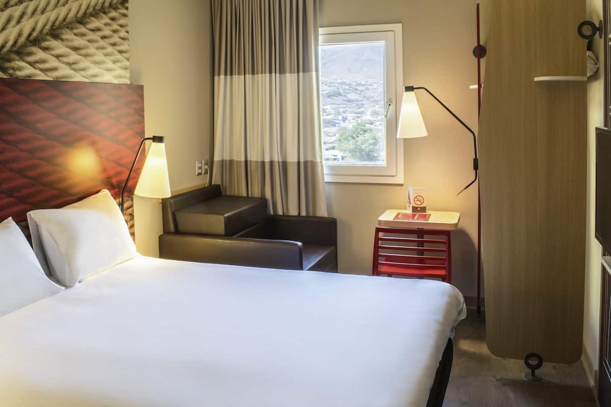 Zimmersafe, Schreibtisch, kostenloses WLAN, Bettwäsche