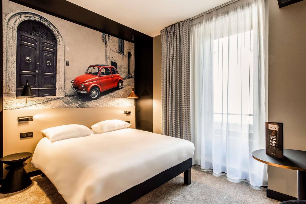 standard room, 1 double bed | 1 bedroom, pillow-top beds, in-room safe, desk