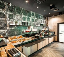 每日供應自助早餐 (費用另計)