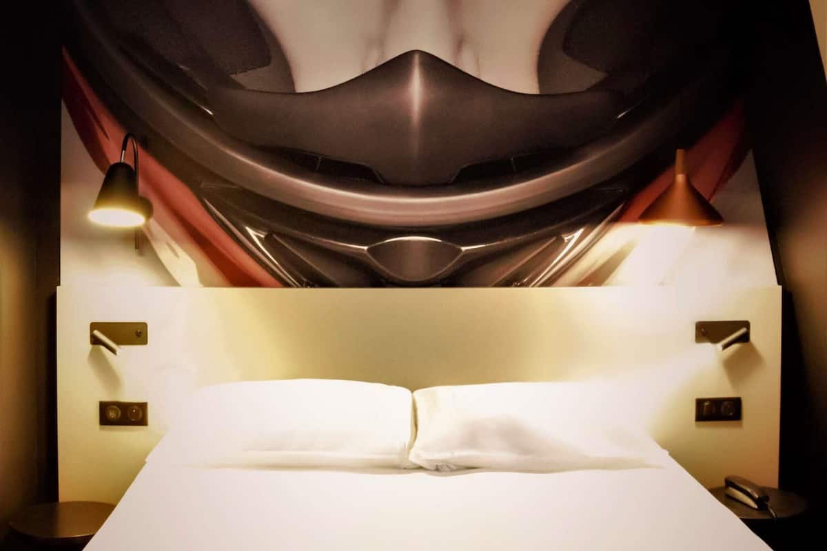 Standard Room, 1 Double Bed | 1 bedroom, pillow-top beds, in-room safe, desk