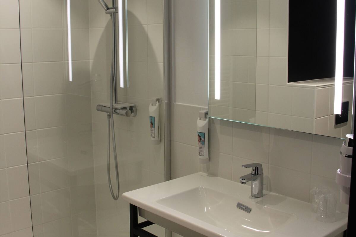 rainfall showerhead, eco-friendly toiletries, hair dryer, towels