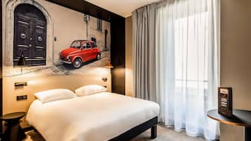 Standard Room, 1 Double Bed | 1 bedroom, pillowtop beds, in-room safe, desk