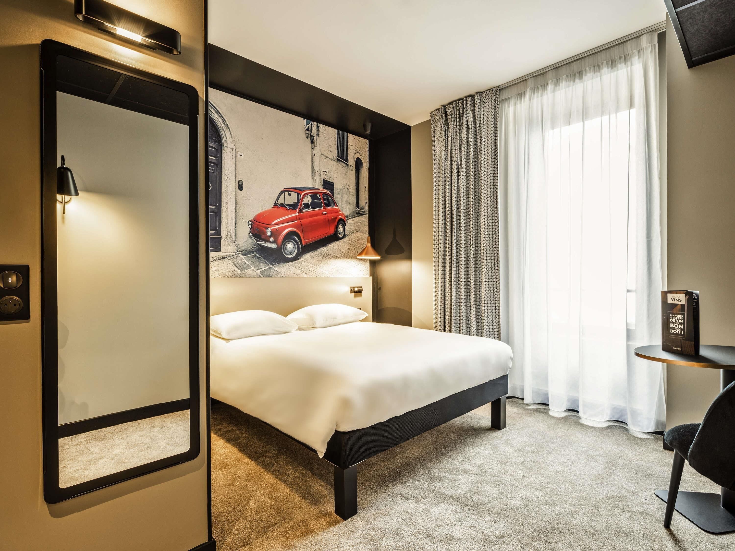 Standard Room, 1 Double Bed | 1 bedroom, pillowtop beds, in-room safe, desk