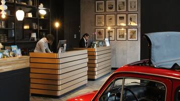 Una recepción con un coche antiguo estacionado adelante.