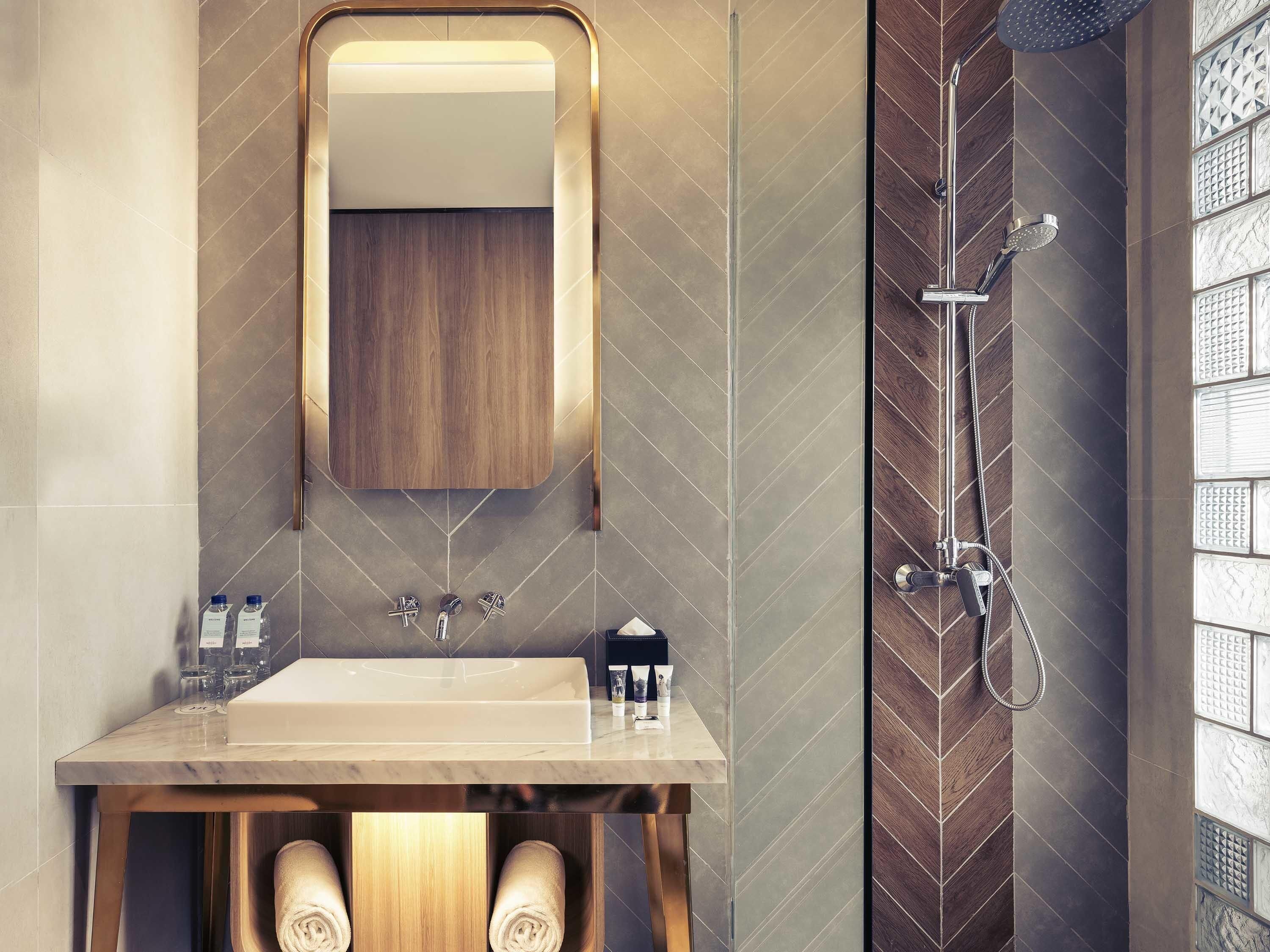 Minibar, caja de seguridad en la habitación y escritorio 