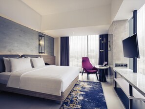 Minibar, coffres-forts dans les chambres, bureau