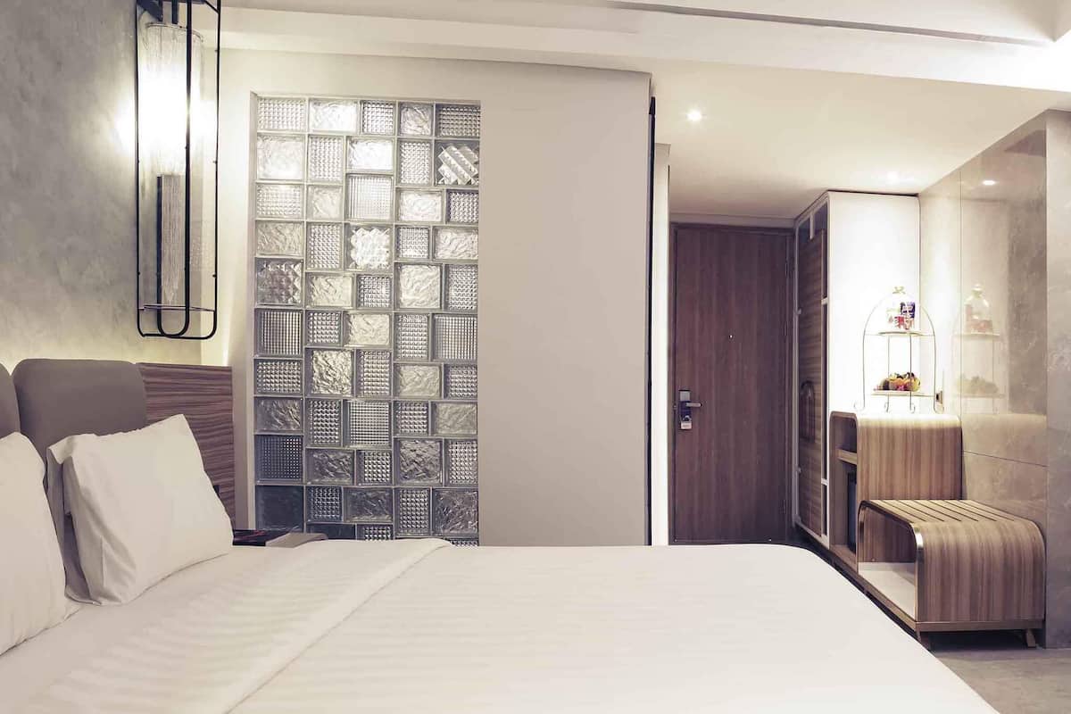 Minibar, coffre-fort, bureau