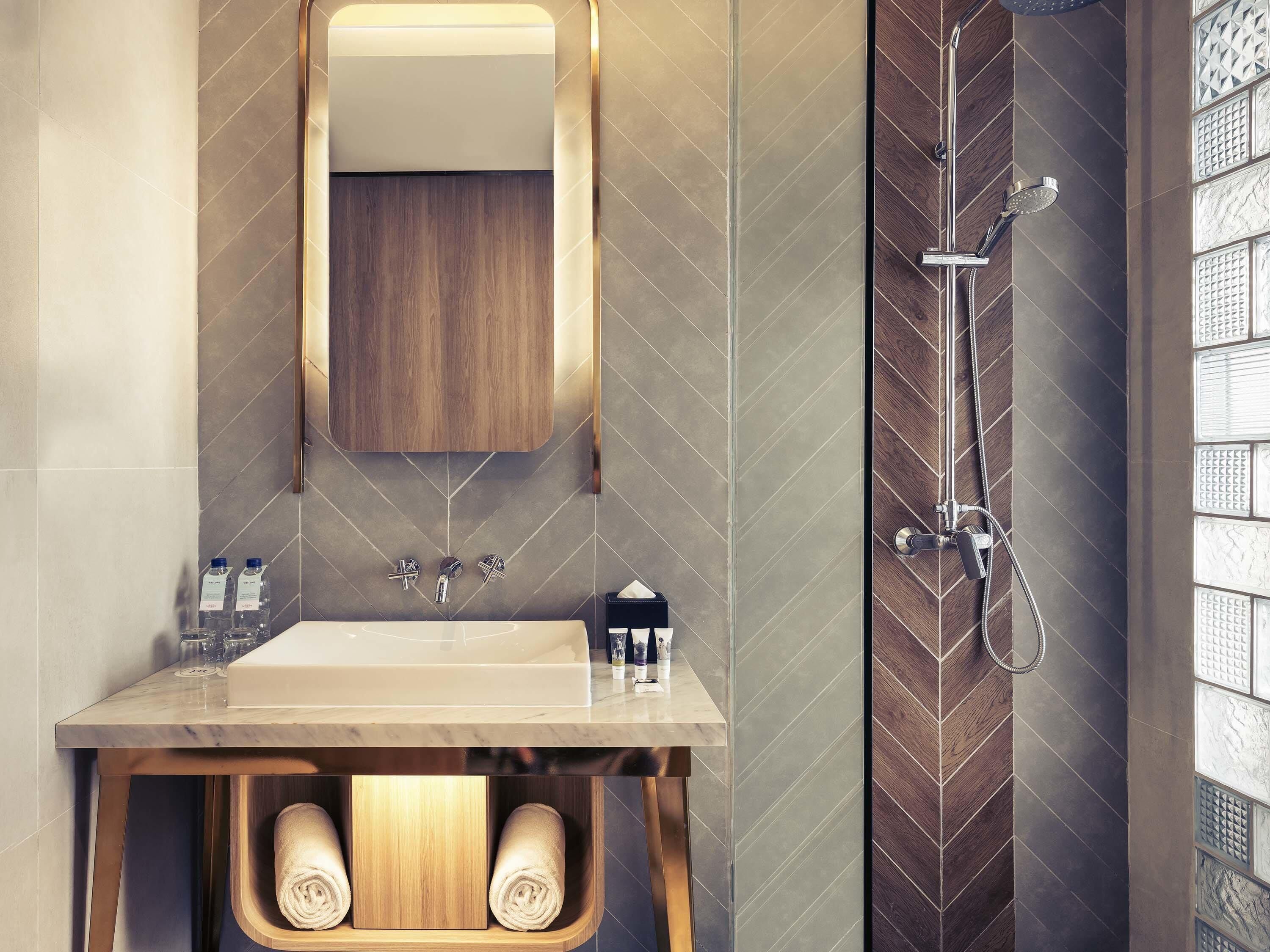 Minibar, coffre-fort, bureau