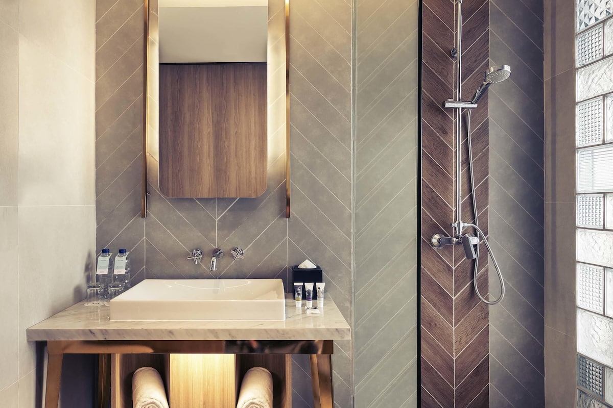 Minibar, coffre-fort, bureau