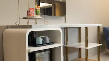 Executive Suite, 1 Queen Bed | Minibar