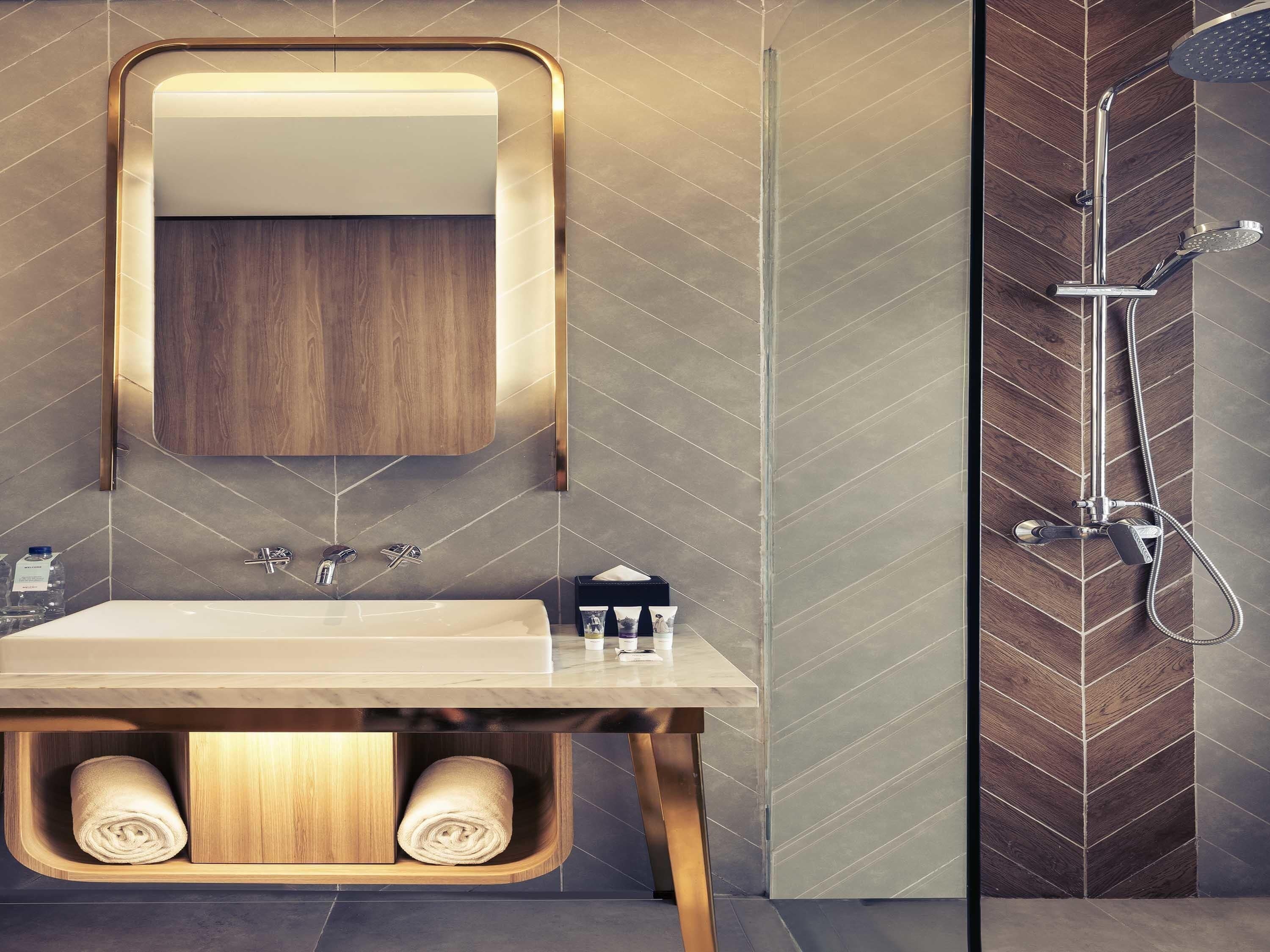 Minibar, coffre-fort, bureau