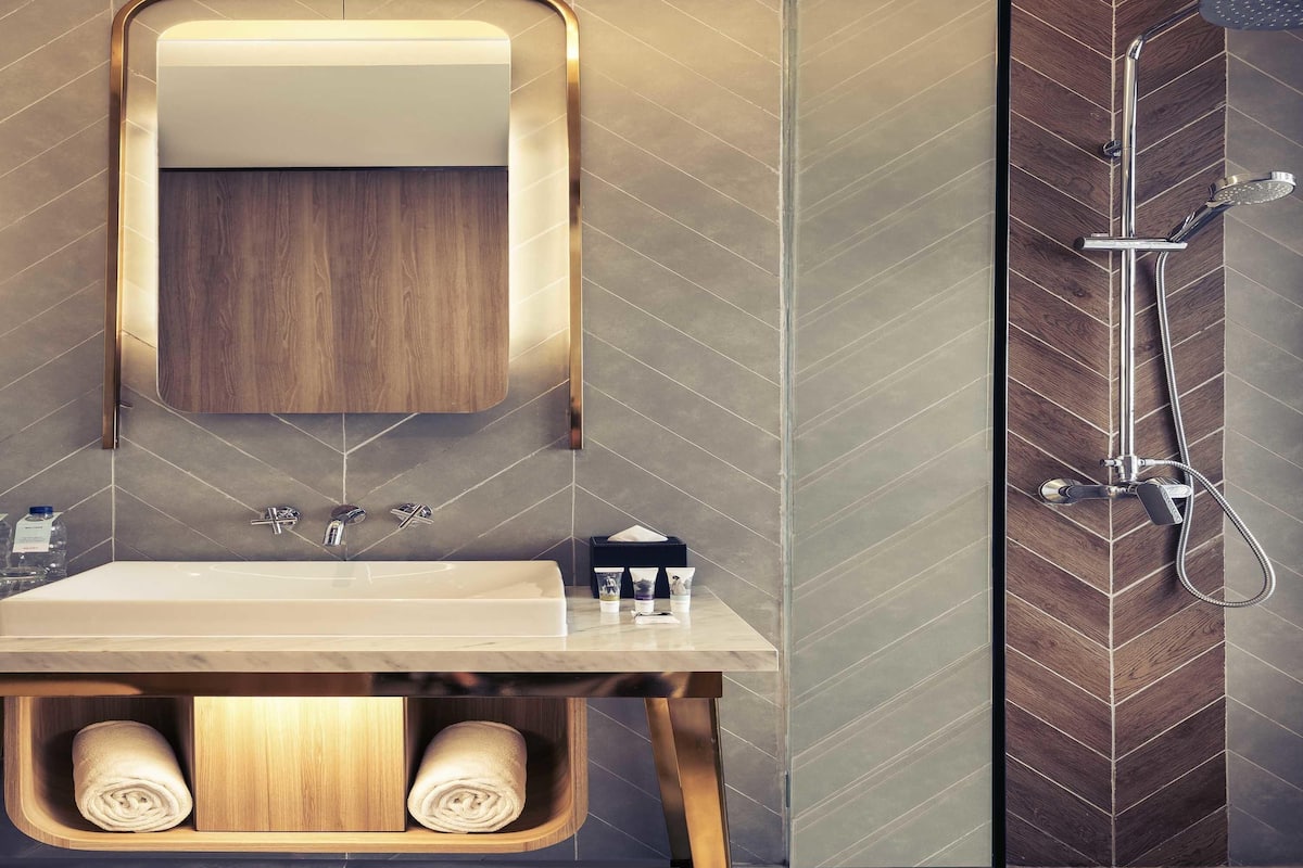 Minibar, coffre-fort, bureau