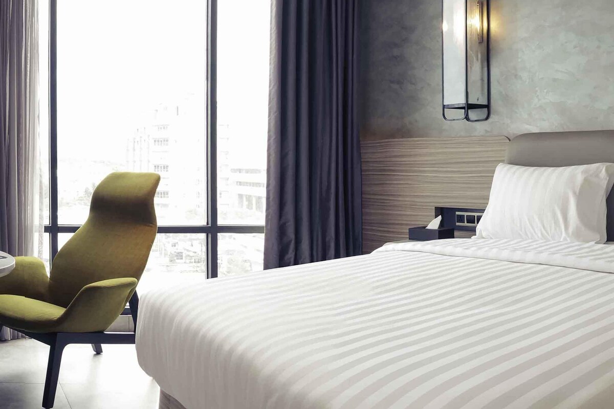 Classic Room, 1 Queen Bed (with 1 Queen size bed) | Minibar, in-room safe, desk, laptop workspace