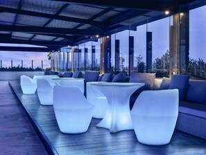 Sert le petit déjeuner, le déjeuner et le dîner