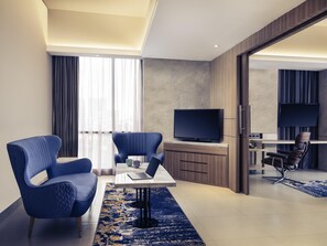Suite ejecutiva, 1 cama de matrimonio | Minibar, caja fuerte, escritorio y espacio para trabajar con un portátil