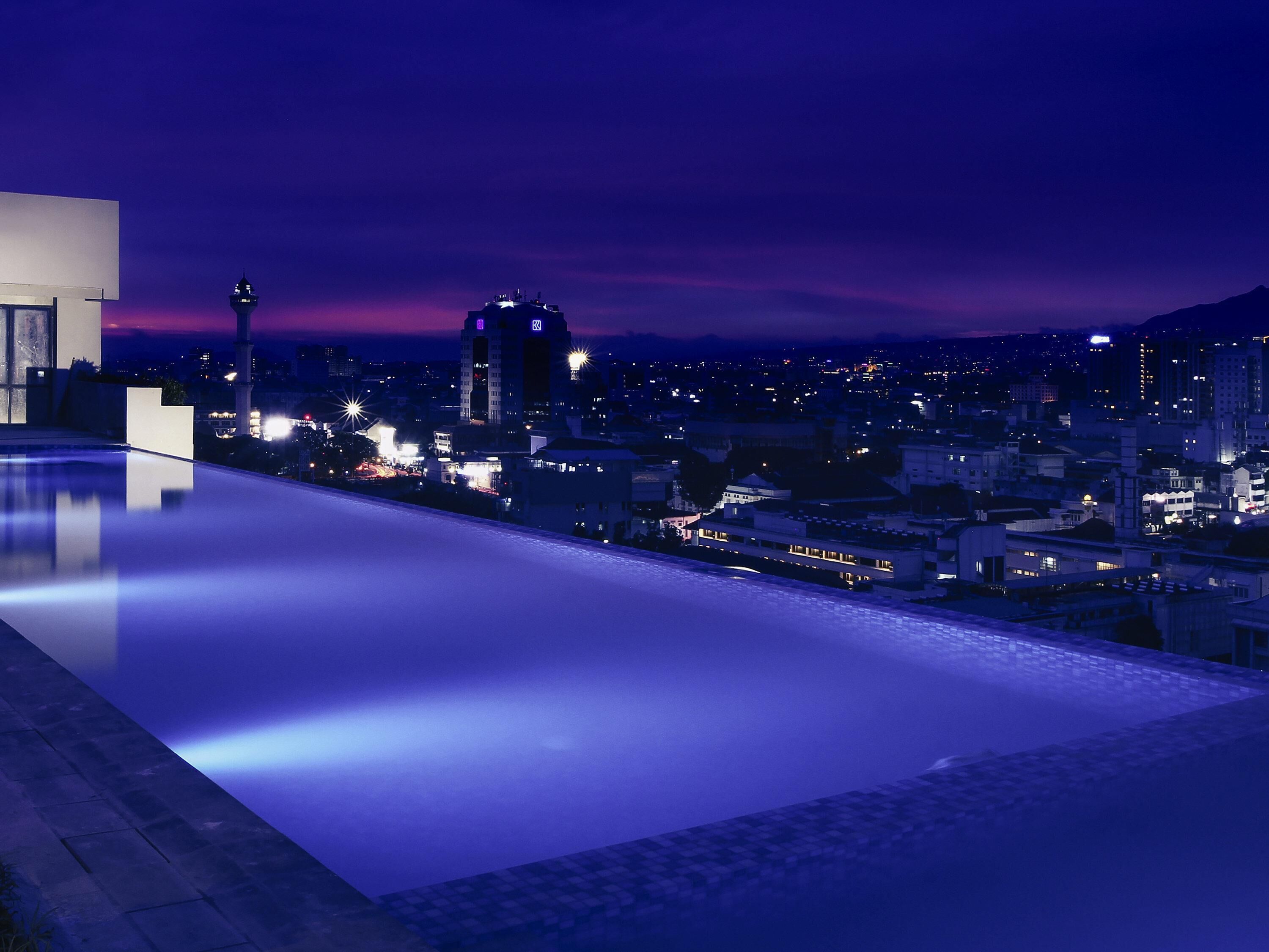 Kolam renang outdoor, dengan kursi berjemur