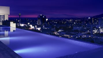 Kolam renang outdoor, dengan kursi berjemur