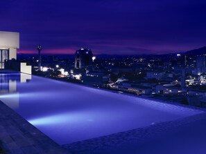 Piscina externa, espreguiçadeiras