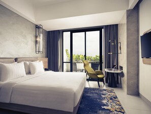 Minibar, in-room safe, desk, laptop workspace - Mercure Bandung City Centre (Bandung)