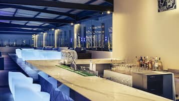 Melayani sarapan, makan siang, dan makan malam