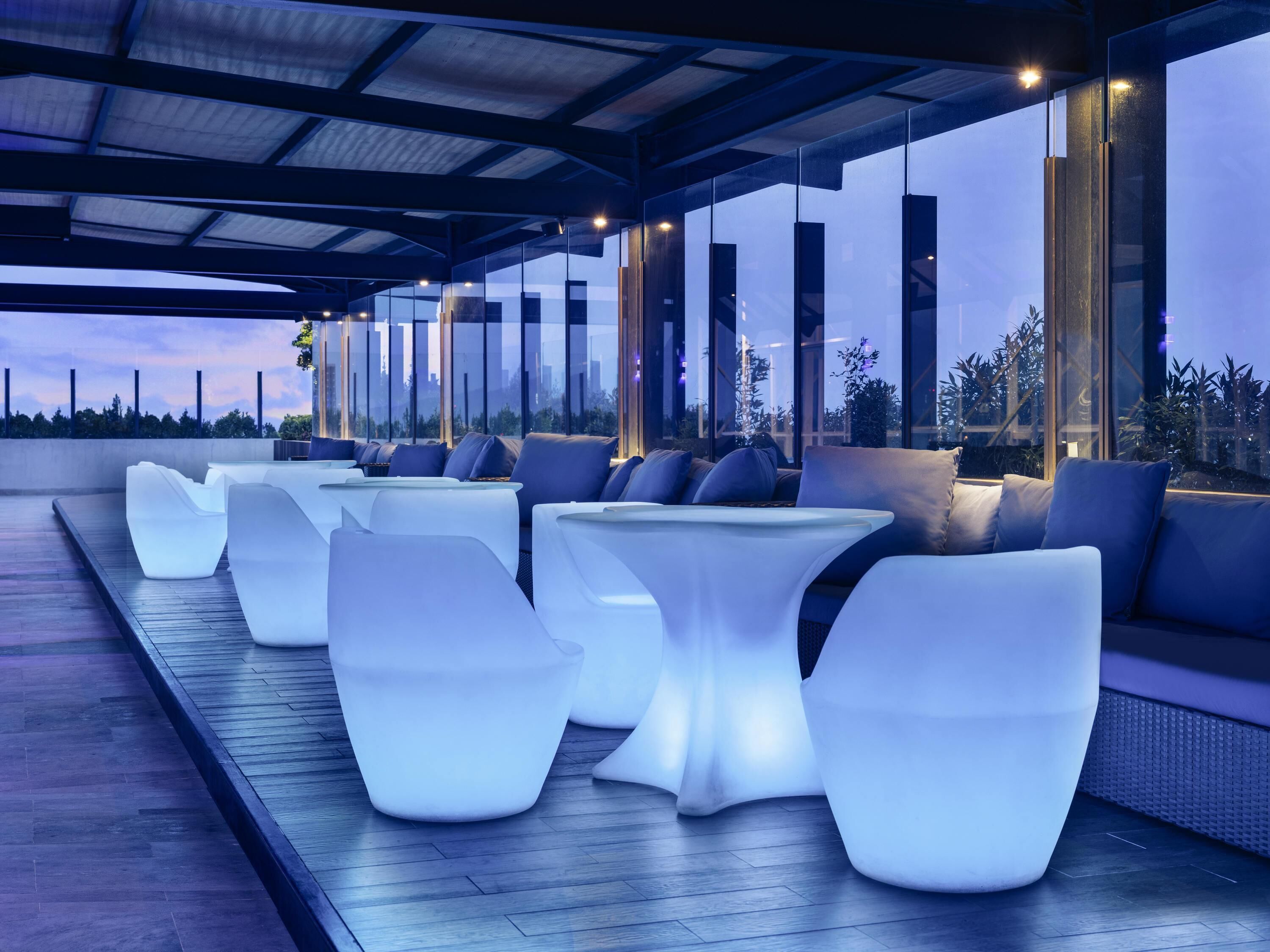 يقدم الفطور، والغداء، والعشاء