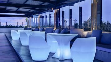 Serverer frokost, lunsj og middag