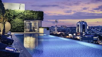 Outdoor pool, pool loungers