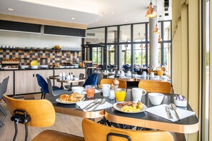 Daily continental breakfast (EUR 20 per person) - Hôtel Mercure Paris Gennevilliers (Gennevilliers)