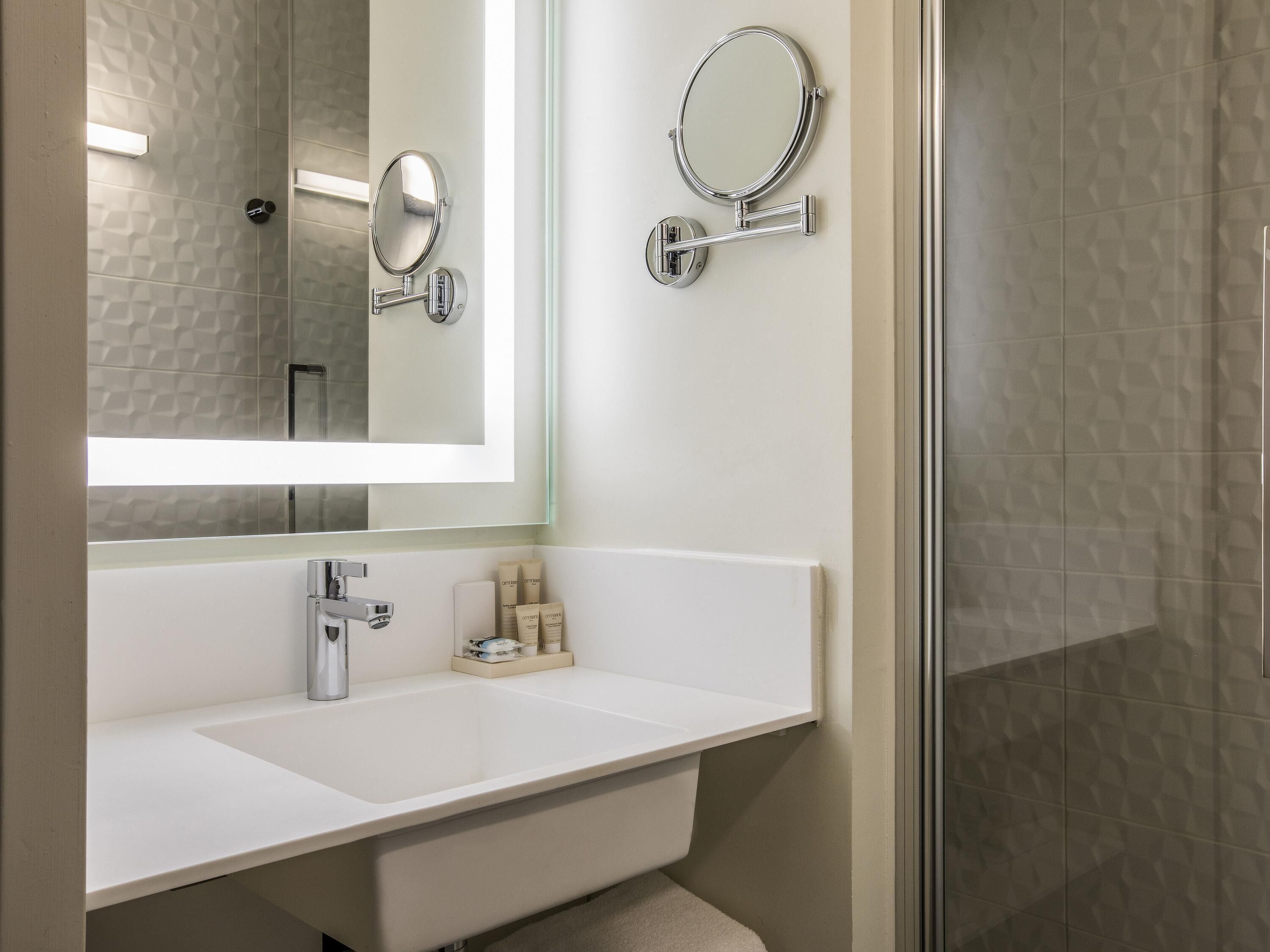 standard room, 2 single beds | frette italian sheets, premium bedding, in-room safe, desk