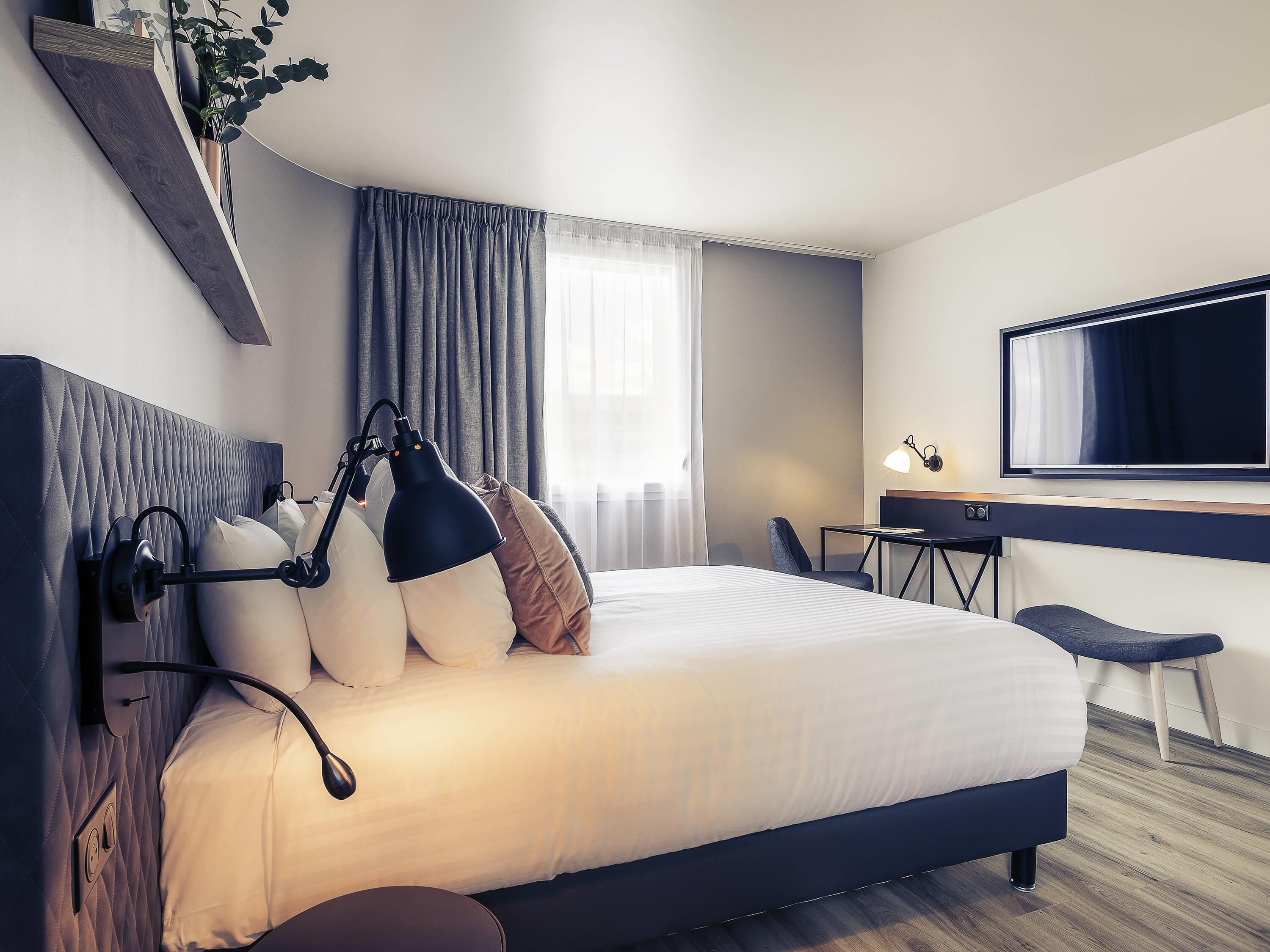 family room, 1 double bed and 1 single sofa bed | frette italian sheets, premium bedding, in-room safe, desk