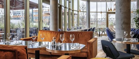 供應午餐和晚餐