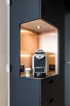 Family Room | Coffee and/or coffee maker - Hôtel Mercure Paris Gennevilliers (Gennevilliers)