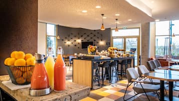 Daily continental breakfast (EUR 20 per person)