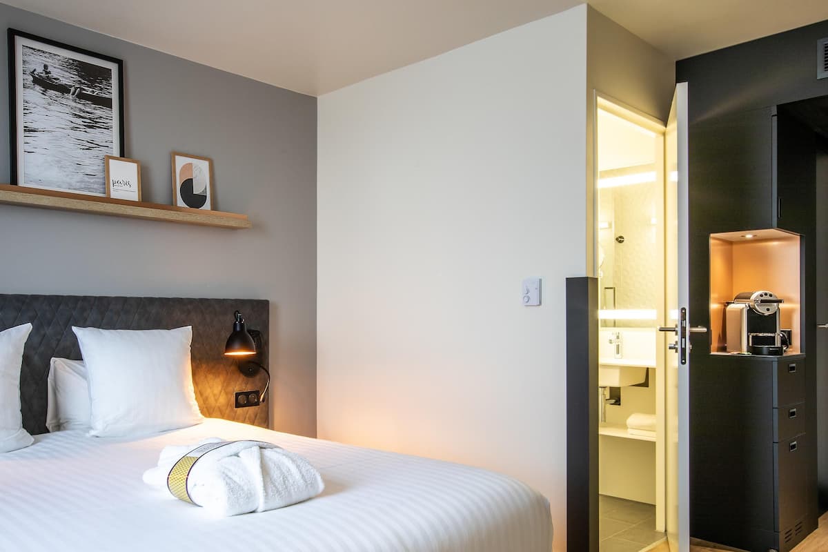 Privilege, Room, 1 Double Bed | Frette Italian sheets, premium bedding, in-room safe, desk