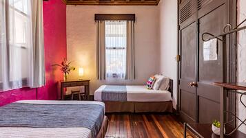 Habitación clásica, baño privado | Cortinas blackout, tabla de planchar con plancha y wifi gratis