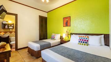 Habitación Deluxe, baño privado | Cortinas blackout, tabla de planchar con plancha y wifi gratis