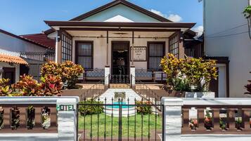 Vista frontal de la propiedad