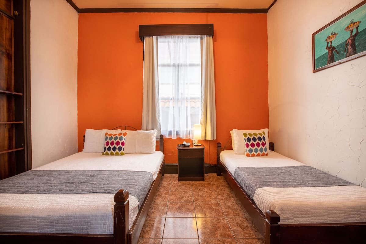 Comfort Room - Shared Bathroom | Cortinas opacas, tabla de planchar con plancha, wifi gratis
