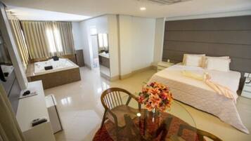 Presidential Room | Hypo-allergenic bedding, minibar, desk, blackout drapes